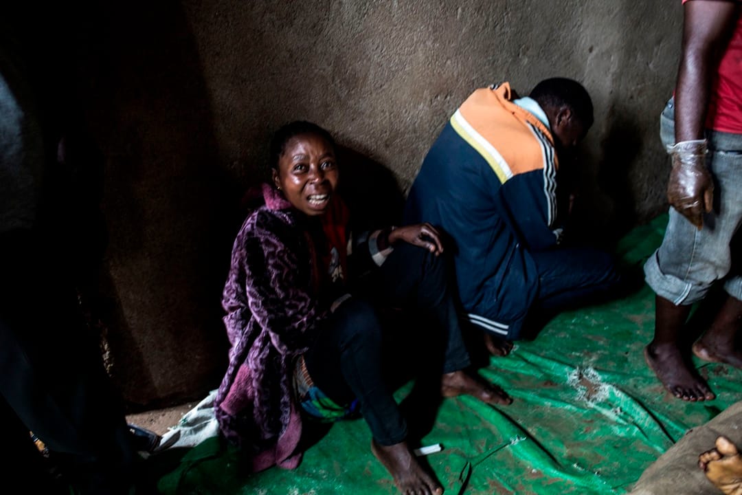 一名母親據稱兩名兒子被民主同盟軍殺害，哀慟不已。