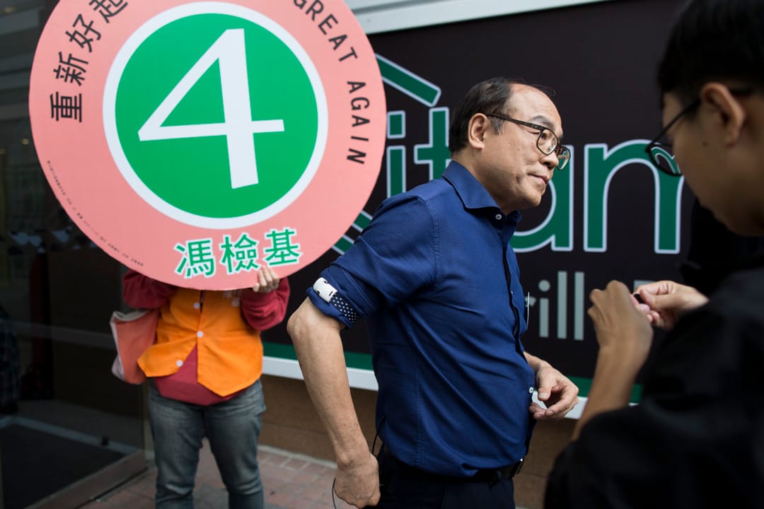 2018年11月25日，馮檢基在何文田拉票並見記者。
