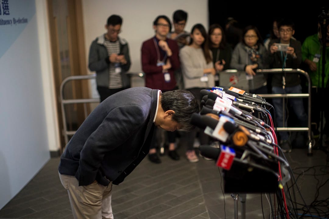 2018年11月26日凌晨， 落選的參選人李卓人於結果公布後會見傳媒時，就敗選向支持者鞠躬道歉。