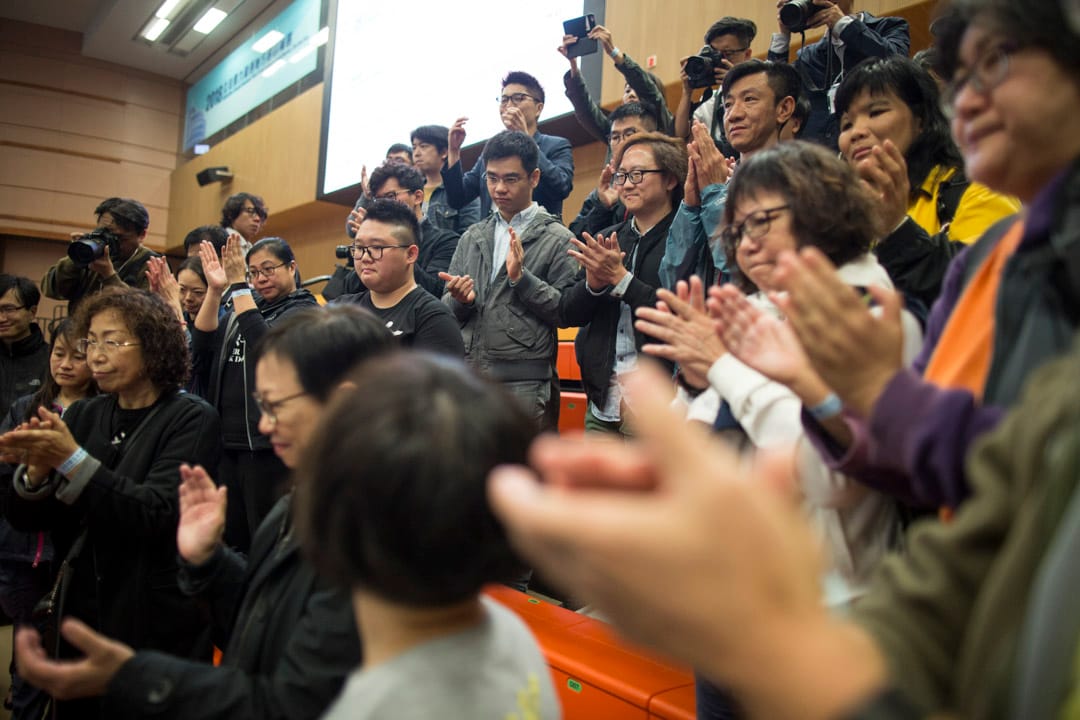 2018年11月26日凌晨， 落選的參選人李卓人到公眾席與支持者會面，支持者拍掌為他打氣。