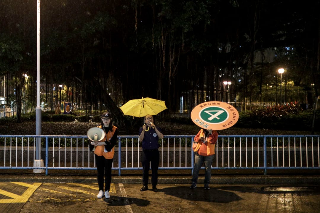 2018年11月25日，距離香港立法會九龍西補選投票結束還有數小時，候選人馮檢基與二人團隊盡最後努力到長沙灣麗閣村呼籲選民投票給他。