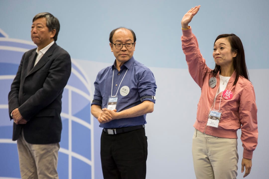 2018年11月26日凌晨， 選舉主任宣布候選人陳凱欣所得票數一刻，陳凱欣向支持者揮手。