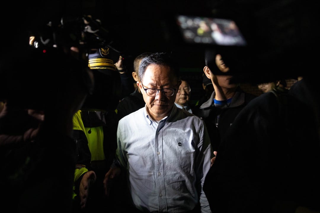 2018年11月25日，台湾台北市的市长选举选情仍然胶著，点票持续到凌晨，国民党市长候选人丁守中到点票活动现场向支持者发表讲话。