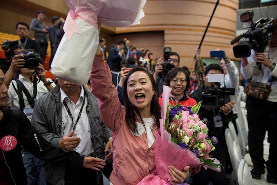 2018年11月26日凌晨， 勝出選舉的參選人陳凱欣手持鮮花到公眾席與支持者會面答謝。