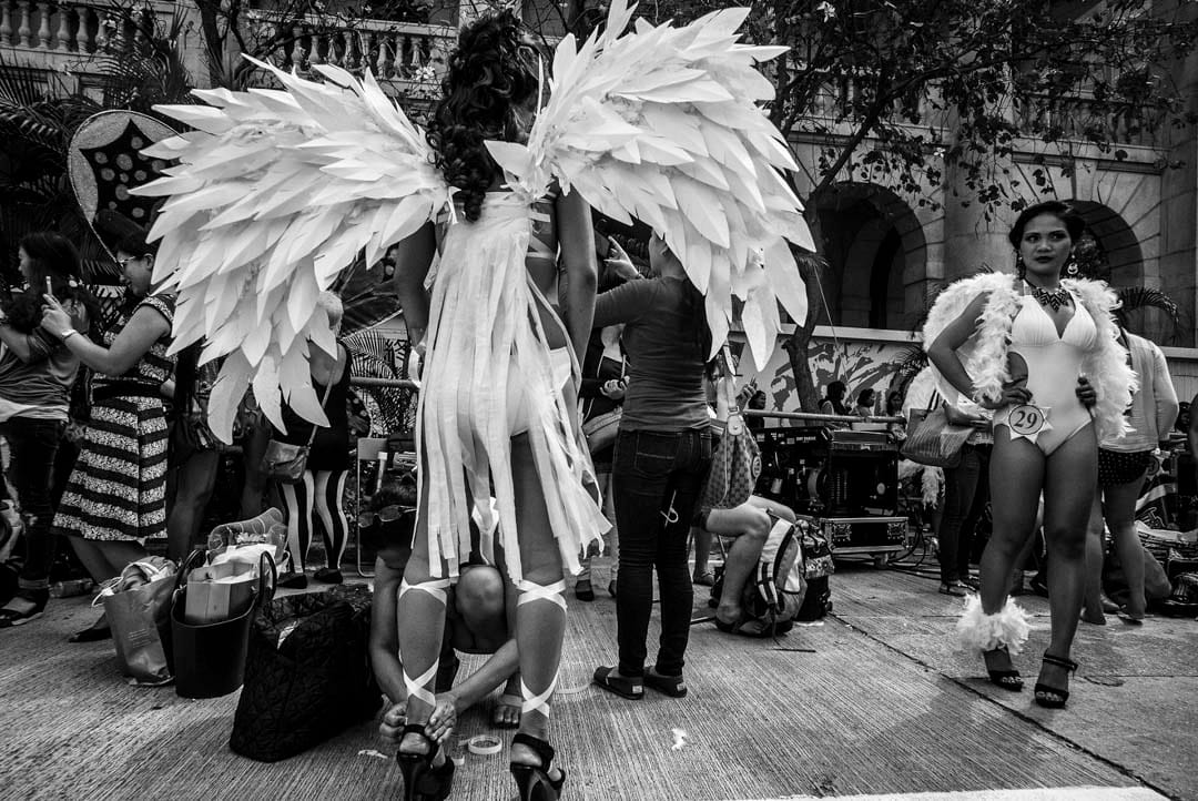 每逢周日,外佣聚集一起进行各种活动。经过六天的辛劳,她们都需要空间来喘一口气,重拾自己。她们不仅是懂得清洁和烹饪的佣工,更是有自己个性、喜好的女性,同时也是别人的母亲、妻子和女儿。她们希望充分利用在香港生活的自由,去实践一些在自己国家难以做到的事,如参加选美、学习空手道、甚至参与游行为自己争取权益等。