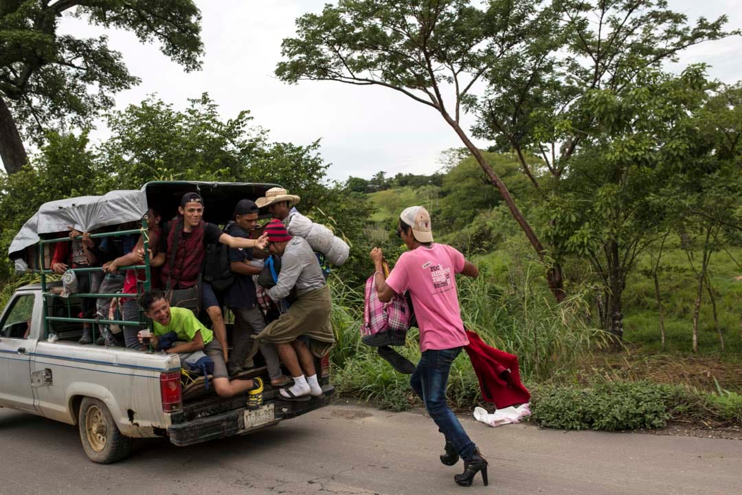一群LGBT移民搭順風車前往多納吉。