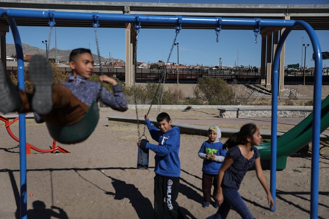 墨西哥邊境城市華雷斯城，小孩在公園裏盪韆鞦。