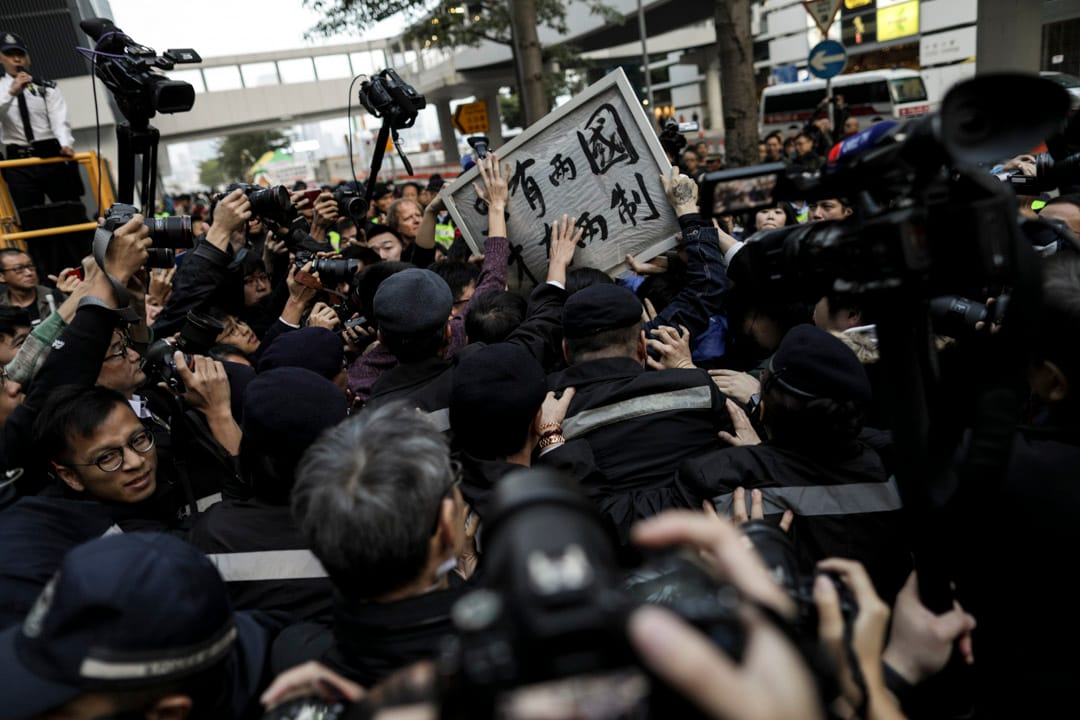 有支持港独的示威者手持“只有两国,才有两制”的标语尝试进入公民广场,但其间被行政处人员及警察阻挠。