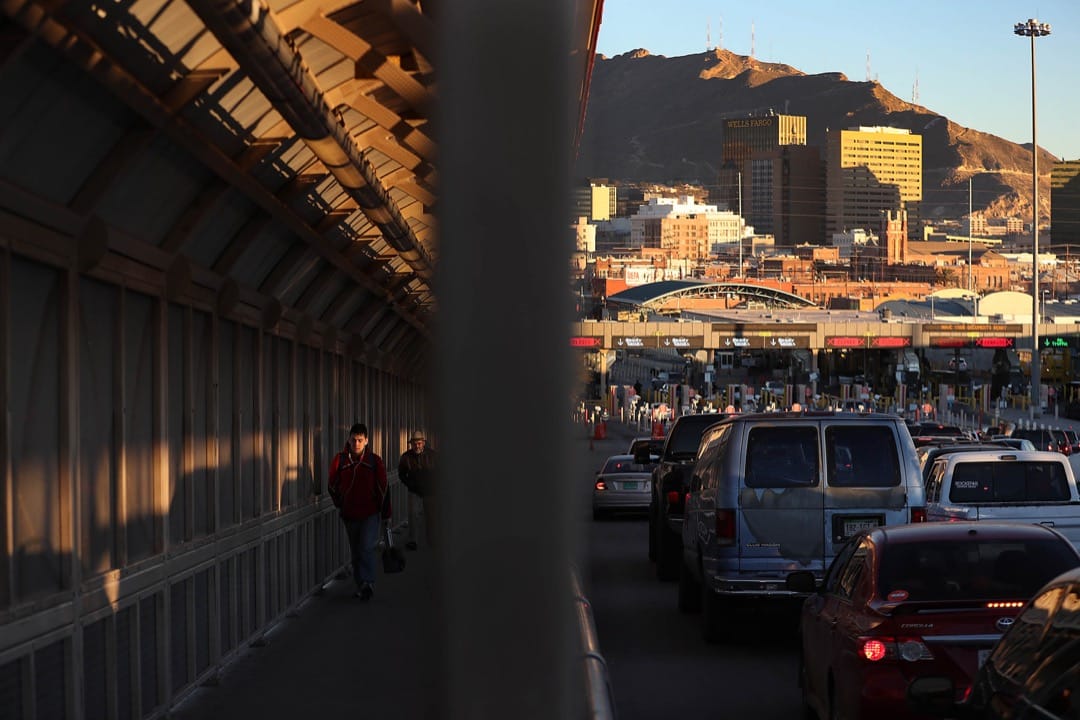 美國德州，人們和車輛在連接美國和墨西哥的Paso Del Norte大橋入境口岸進出。