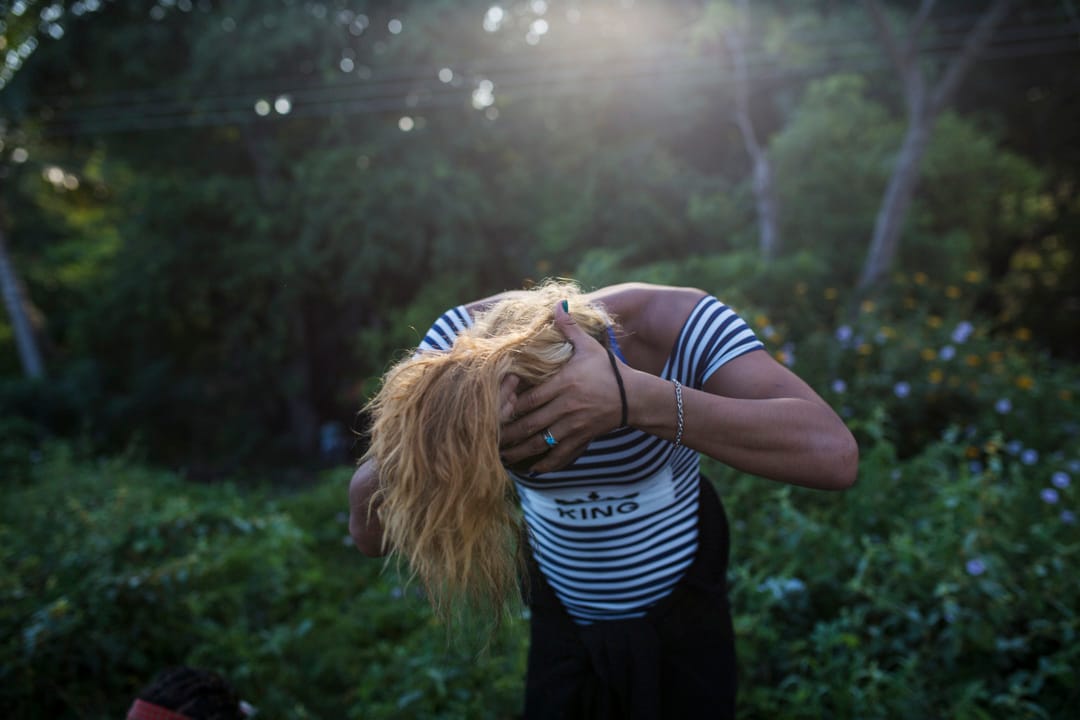 變性人Teresa Perez來自洪都拉斯，她正在給自己紮馬尾辮子。