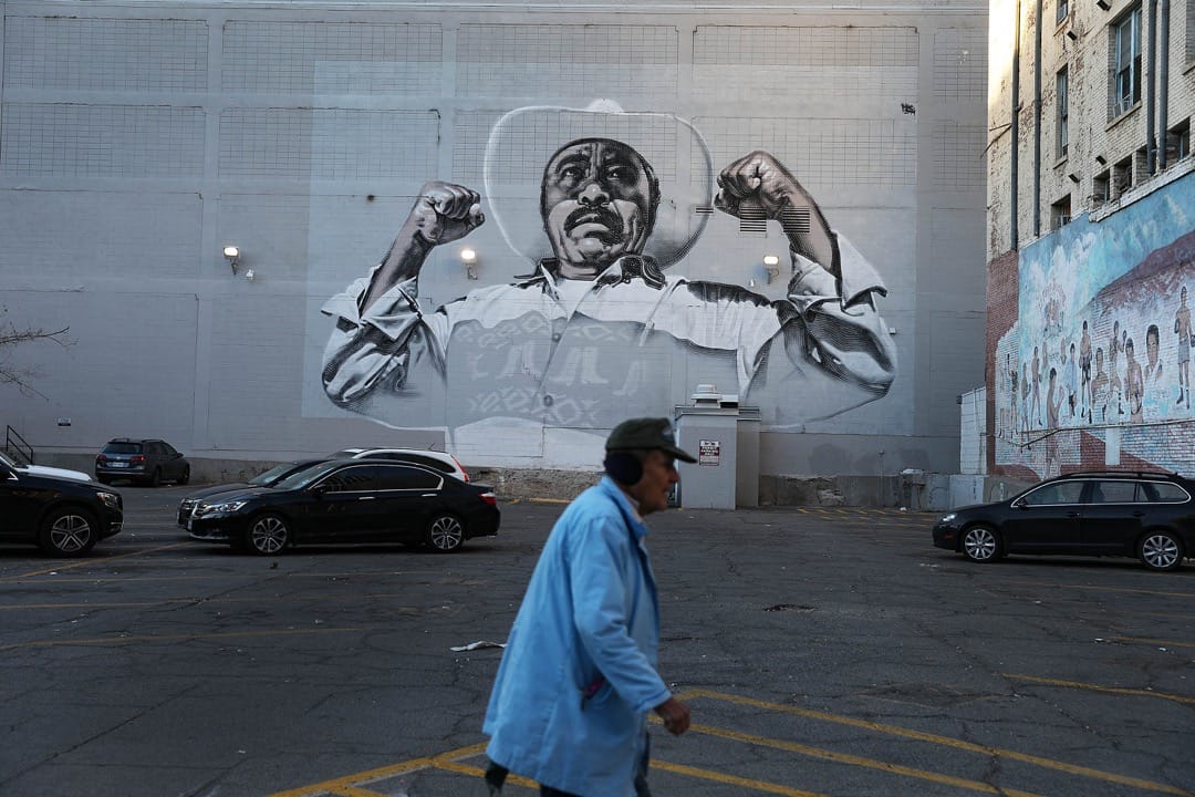 美國德州，一名男子在埃爾帕索市內的一幅壁畫前走過。