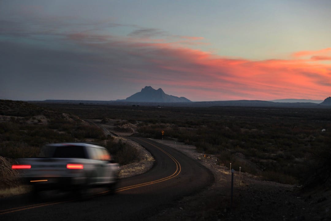 美國德州，一輛邊防部隊的巡邏車在FM 170公路上沿著格蘭德河行駛。