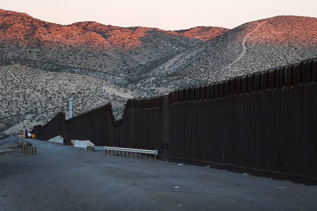 美國新墨西哥州邊境城市桑蘭公園，望向美墨邊境圍欄。
