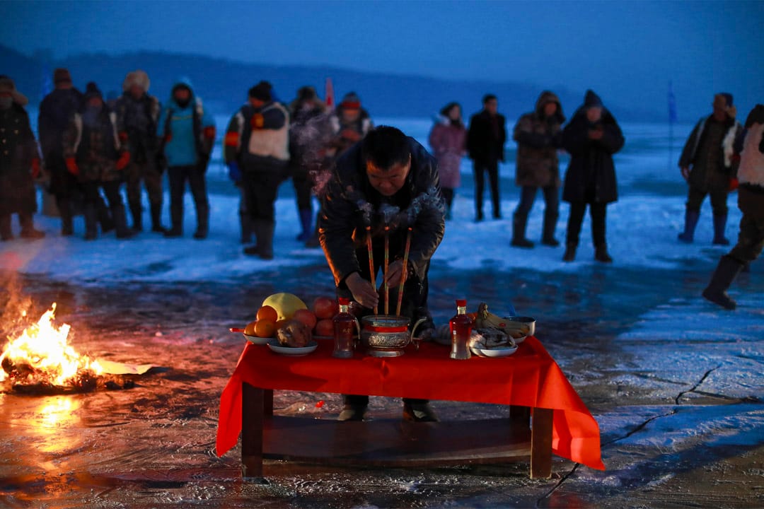 渔民在冬捕前,进行祭湖醒网仪式,祭祀天父、地母、湖神,祈佑万物生灵永续繁衍,族人平安,并祈祷每网入湖,多出“红网”。
