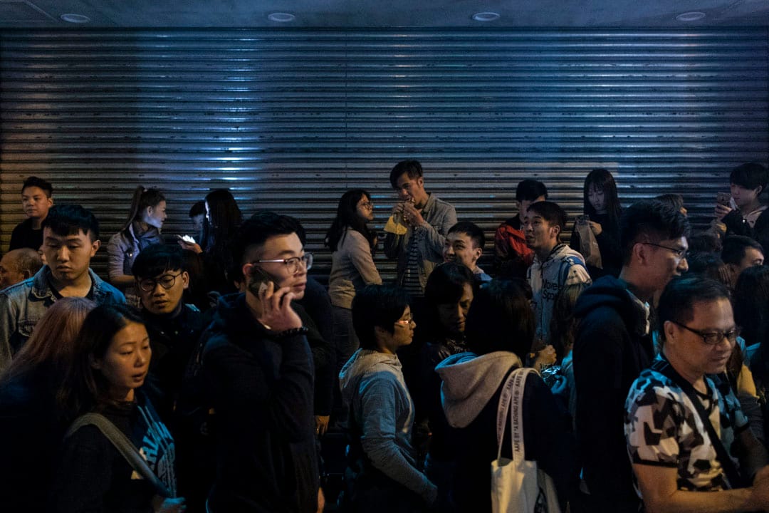 大年初一,旺角砵兰街小贩开业,市民在关了门的店铺外聚集。