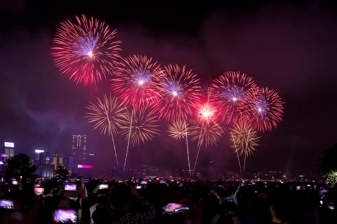 大年初二,市民在添马公园观赏贺岁烟花。