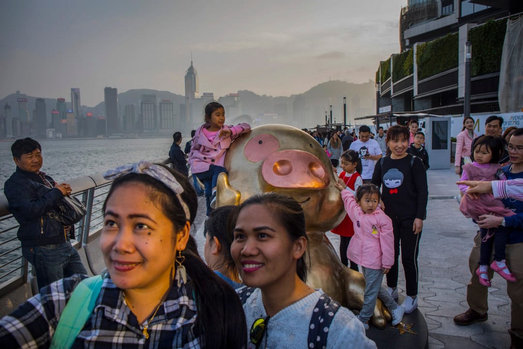 大年初一,尖沙咀星光大道,旅客在麦兜像前拍照。