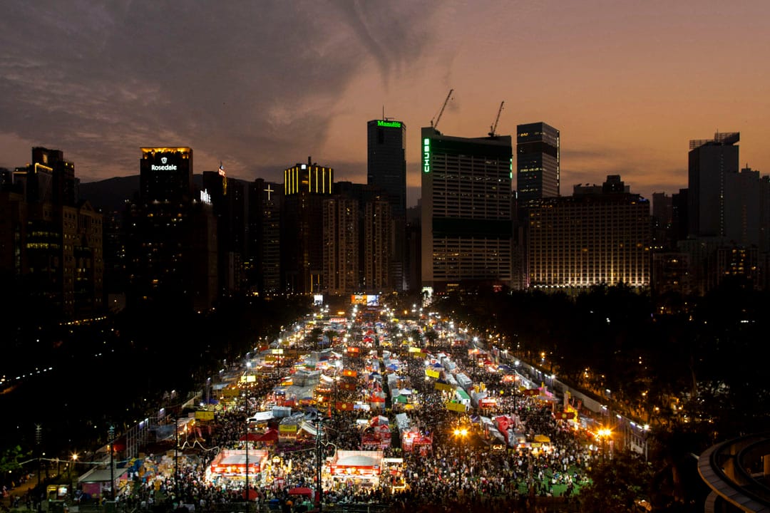 大年廿九晚上,维园年宵灯光通明。