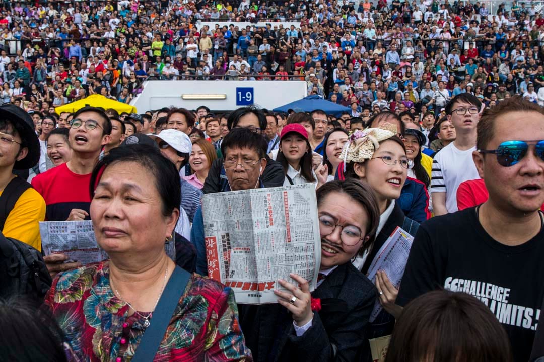 大年初三,马迷在观看贺赛马。