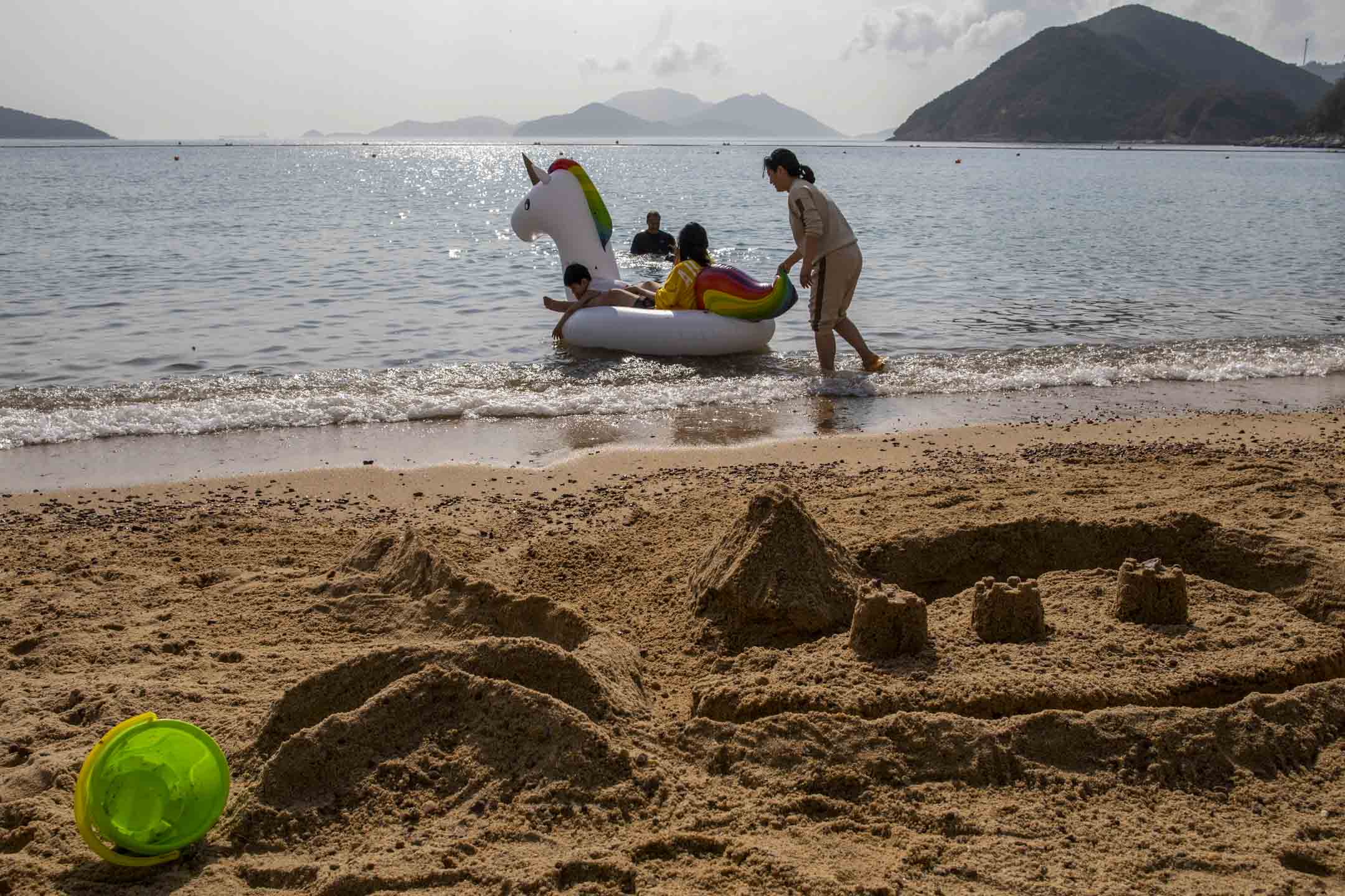 大年初三,市民到浅水湾沙滩游泳,当天下午气温录得25.8度,为历史以来最热的年初三。