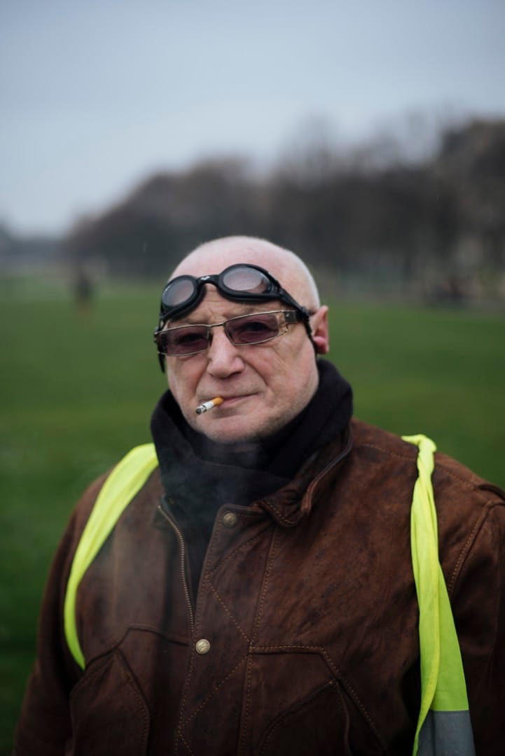 64岁的Marc是位退休人士，为了预防警察施放的催泪弹，他戴上眼罩前来参加示威。