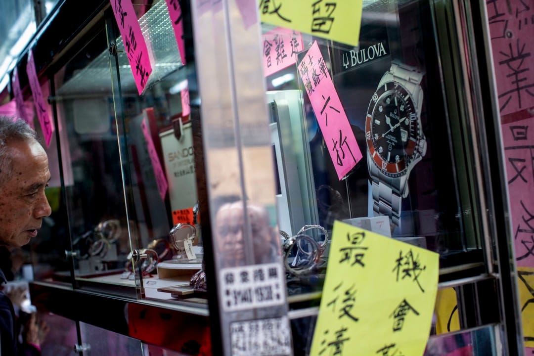 大生钟表在市建局收回物业前,以低价售出手表存货,吸引大批街坊前来选购。