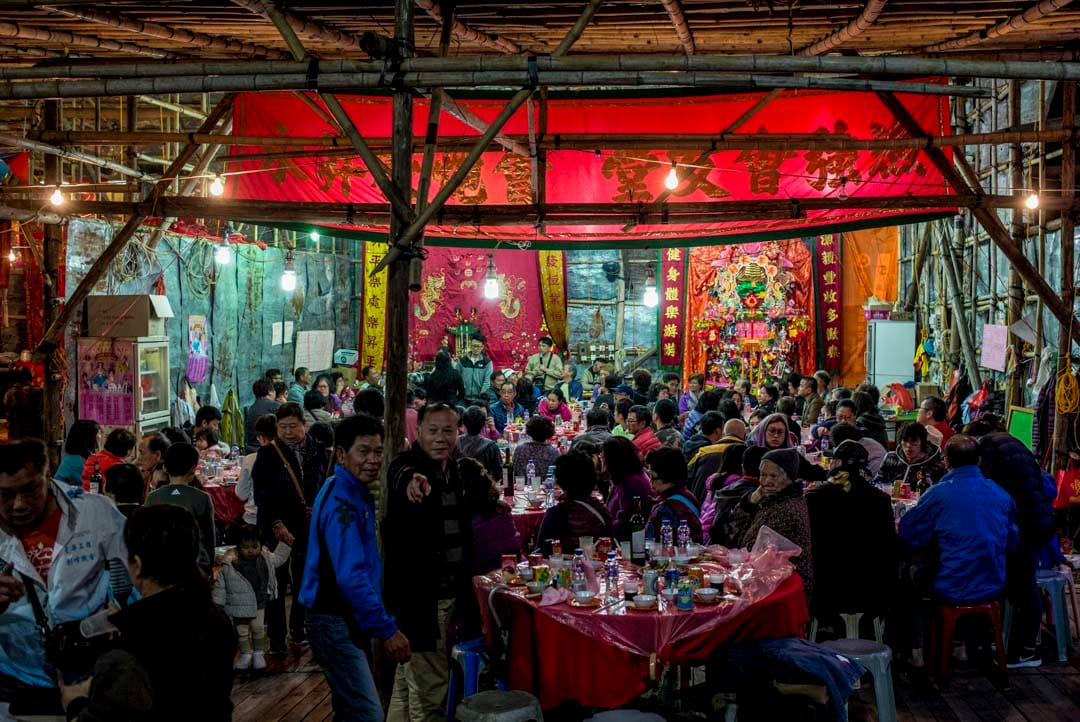 大澳戏棚的观众席后台筵开多席,村民享用晚宴。