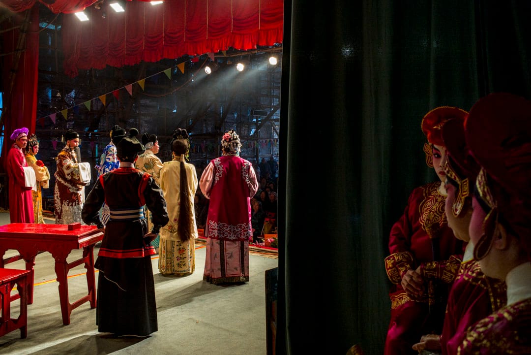 神功戏的演员们在后台准备出场。