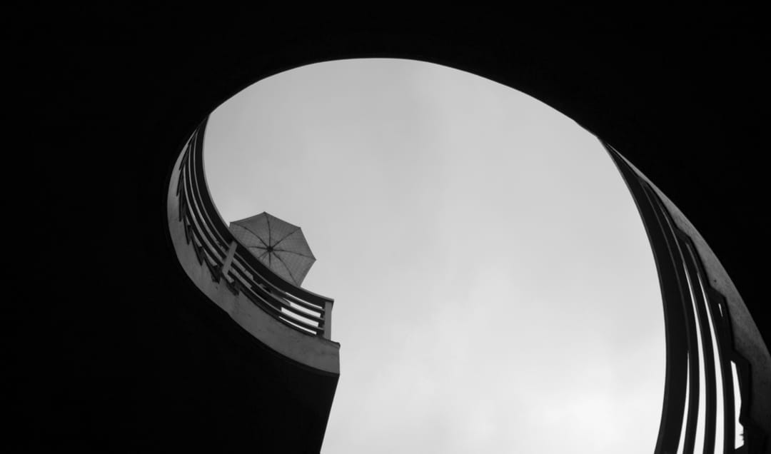 《轴线之间》Between the Axis,抬头看得见的天空,是有形的边界,却赋予无限的想望。