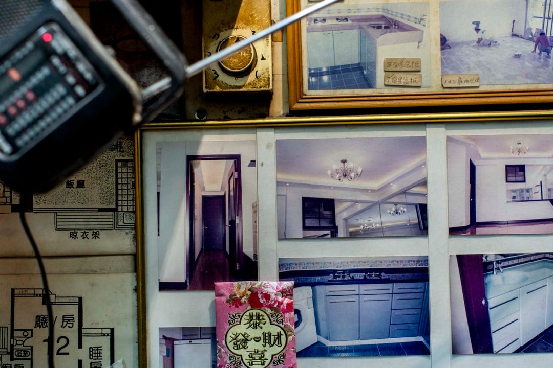 一家装修店的墙身,贴满了曾经为客人装修家居的照片。老板说装修店搬进裕民坊已经有30多年了。