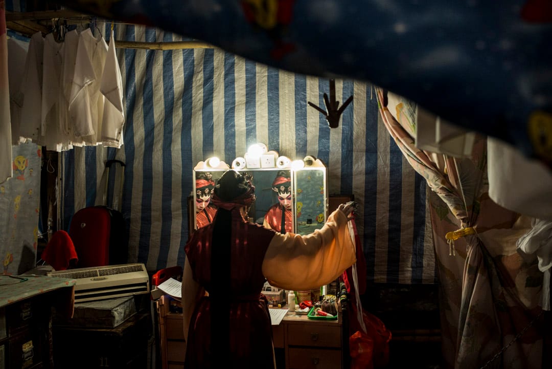 演出前,花旦在化妆间熟读台词。