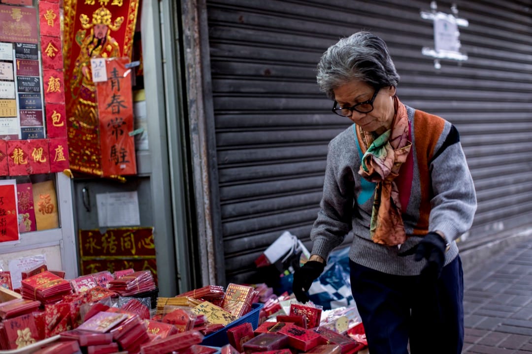 刘太的店舖已在裕民坊46年,曾经做印刷,但因近年市道转差,印刷需求减少,也开始卖利是封。迁出后打算稍作休息,到儿子同样是经营印刷的店舖帮忙,两年后新商场落成再搬进去。
