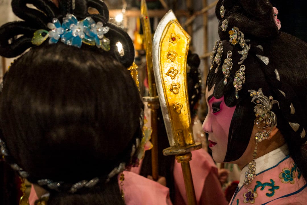 神功戏舞台的后台,演员准备出场。