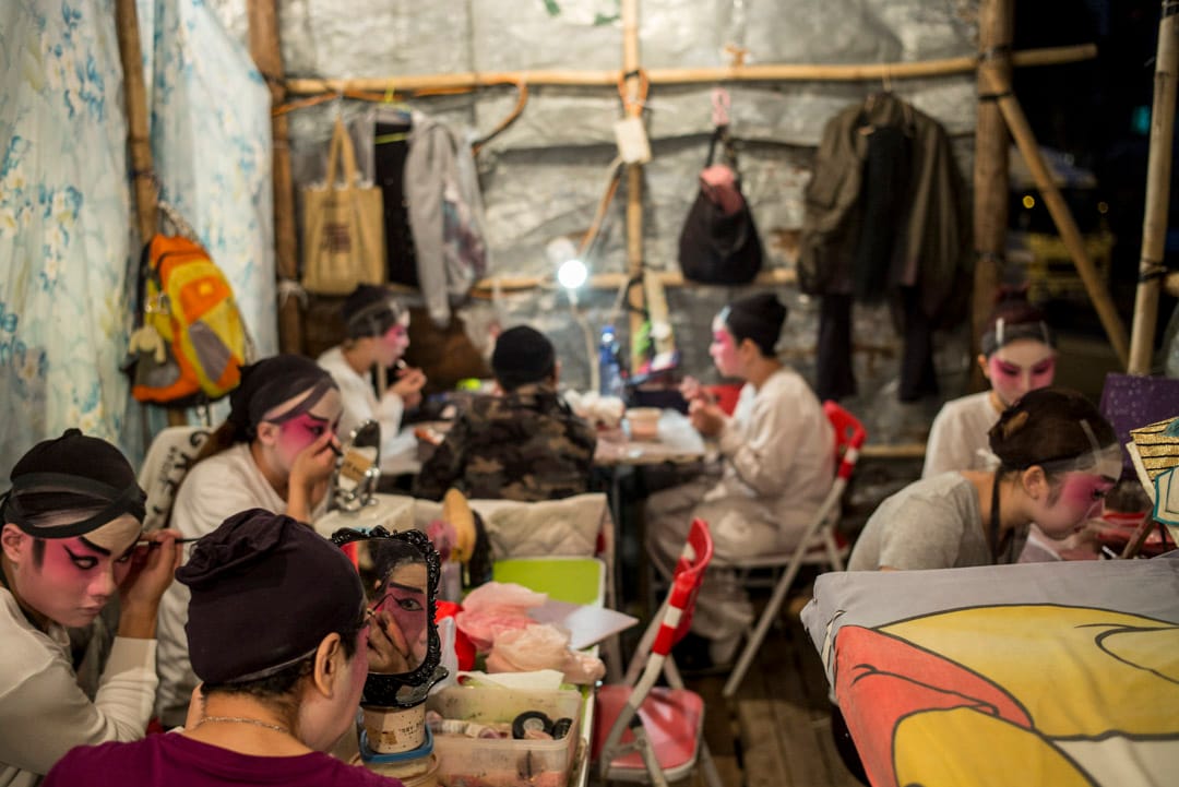 化妆中的神功戏的演员们。