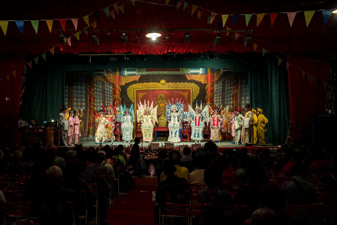 神功戏剧目《七彩六国大封相》在大澳戏棚上演。