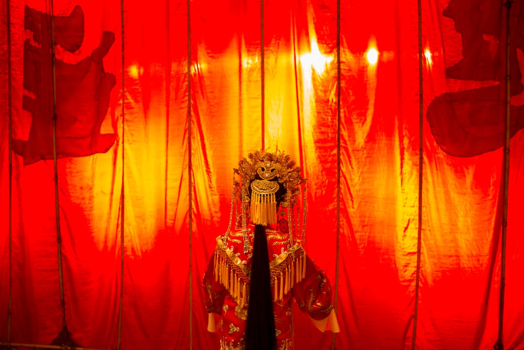 花旦于演出前,在舞台作最后准备。