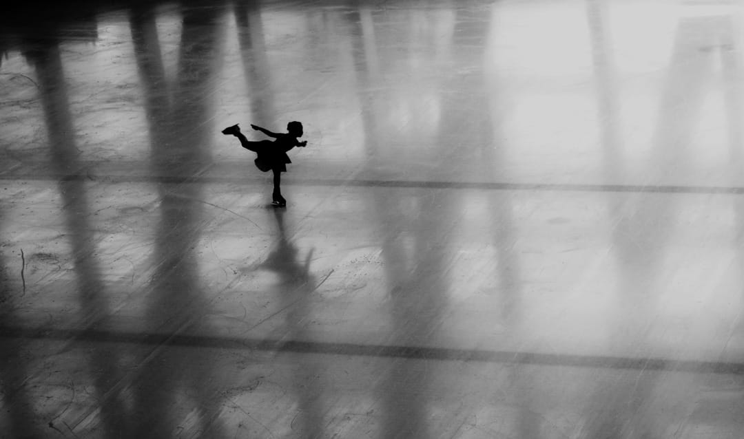 《自己的一刻》Moment for Yourself,溜冰场上,女孩滑行似飞翔;专注于力量与节奏,这是纯粹地属于自己的时刻。