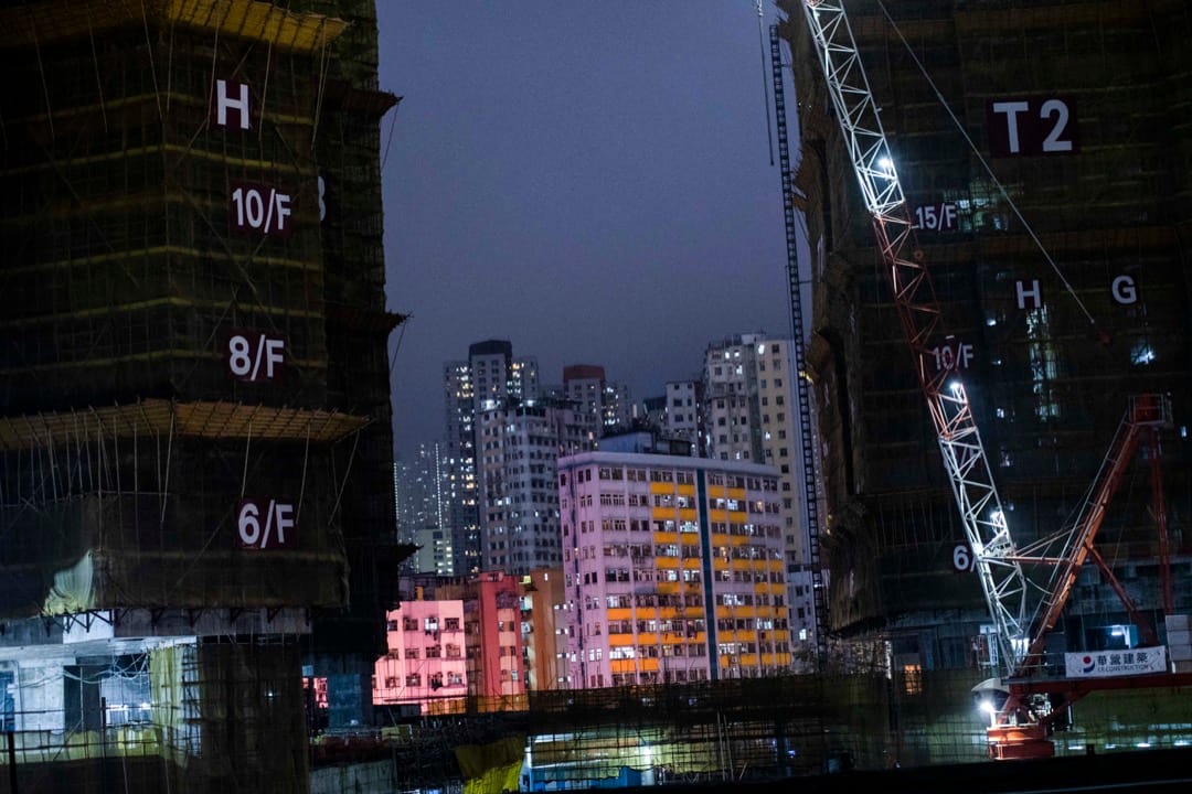 在国泰大厦的天台,能看到协和街预计于2020年8月落成的楼宇项目“凯汇”,呎价平均达两万元以上。中间是观塘区的旧楼。