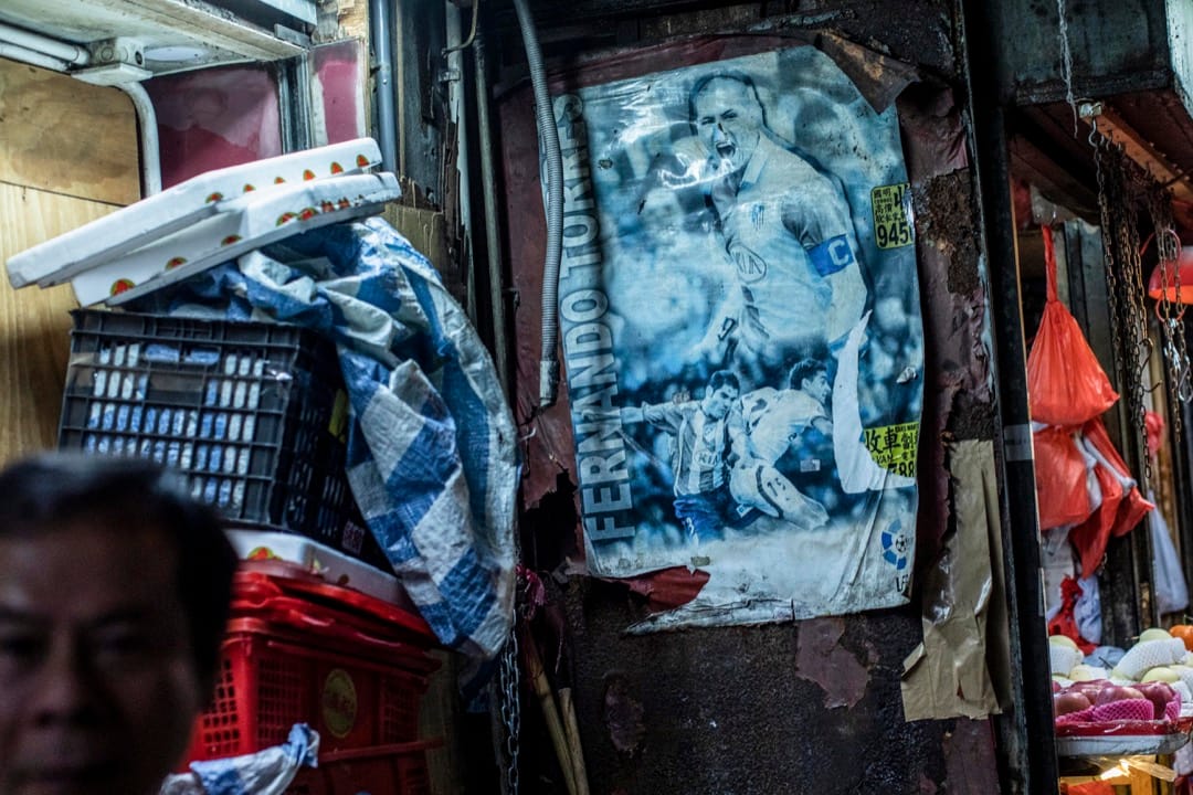 裕民坊小巴站的墙身贴著一张西班牙球星费兰度托利斯的海报,他身穿马德里体育会球衣。费兰度托利斯于2007年由马德里体育会转会利物浦。