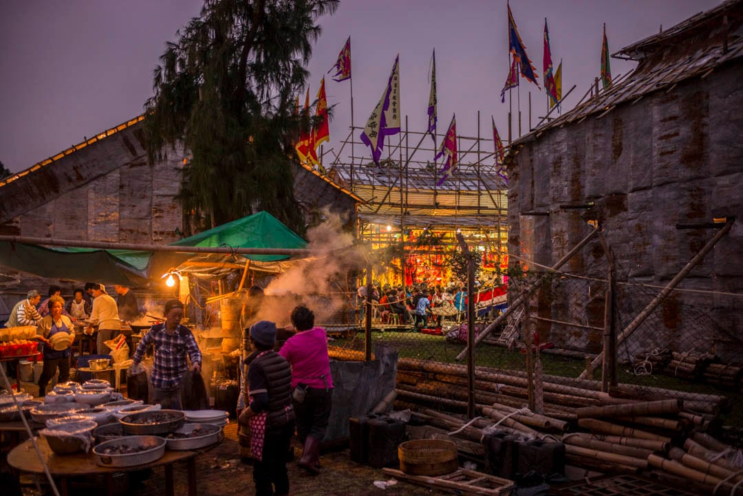 大澳戏棚外,厨师们在搭建的临时厨房准备宴席的食物。