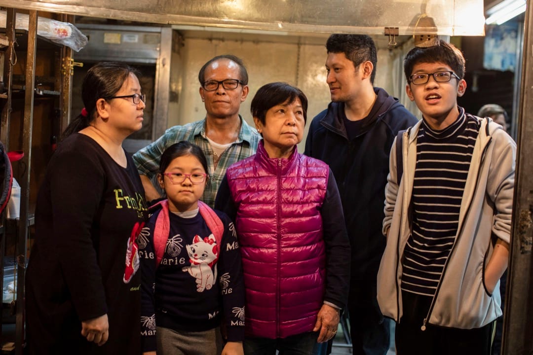 刘生刘太一家经营豆浆店20多年,由一开始的小贩当搬进现在的舖位,现在一家人一起经营。刘太说要迁离当然不舍得,但还是要走,如果找到新舖位的话便会继续经营下去。关门的当晚,有街坊前来打算买豆腐花吃,但店内的器材工具都已经收拾好了。