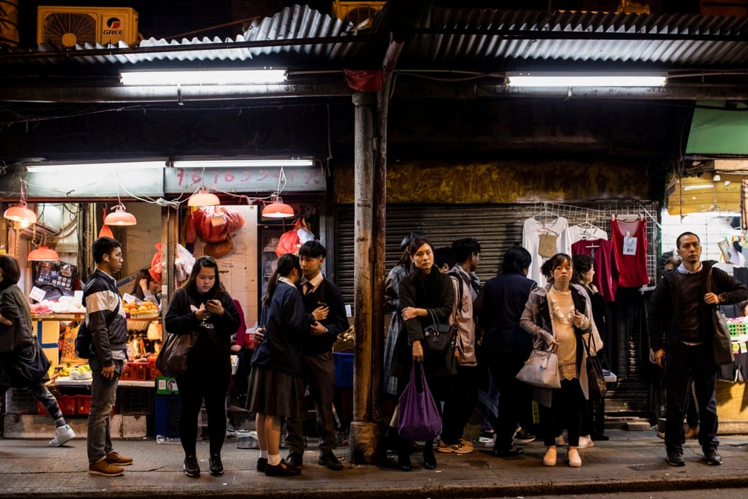 裕民坊的小巴站,一对小情侣在相拥。