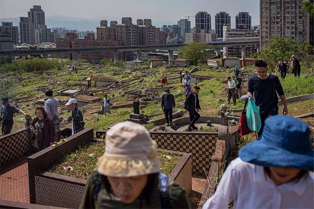 2019年4月6日,台湾新庄公墓,市民登山扫墓。