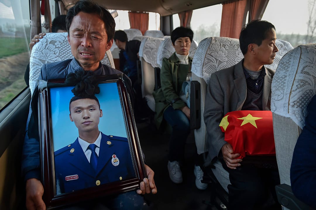 2019年4月5日,在四川凉山救火牺牲的山东邹平市张成朋的骨灰回到家乡大陈村,亲属手捧骨灰到墓地。