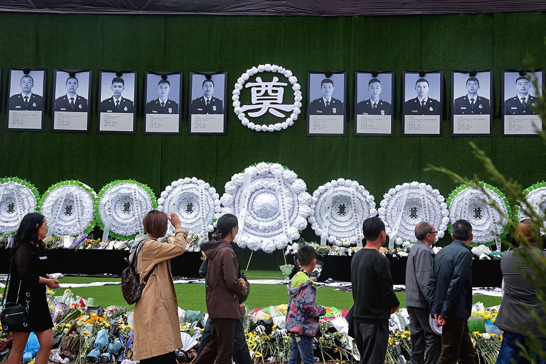 2019年4月5日,四川木里森林火灾牺牲消防员追悼会的第二日,四川省凉山州西昌市火把广场的追悼会现场,市民排队自发悼念牺牲的消防员。