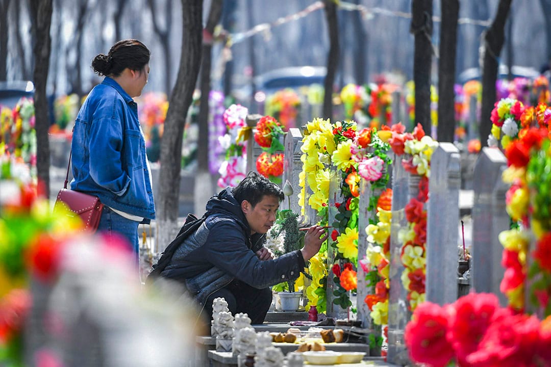 2019年4月1日,中国新疆乌鲁木齐,巿民在清明节前扫墓。