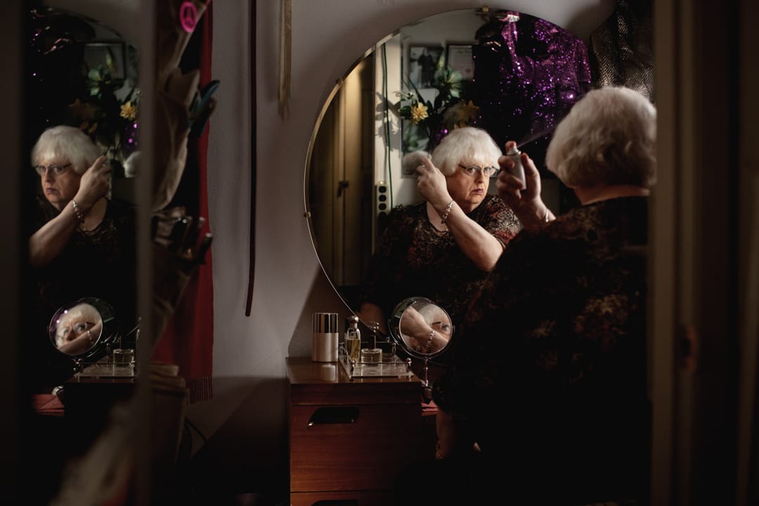 2017年12月6日，65岁的Frances在美国华盛顿州西雅图的家内打扮。Frances说她从来的知道自己是名跨性别人士，在五六岁时便开始穿上女性衣服。从事市场业务的她，现在已经退休，她表示已经向她重视的人出柜。