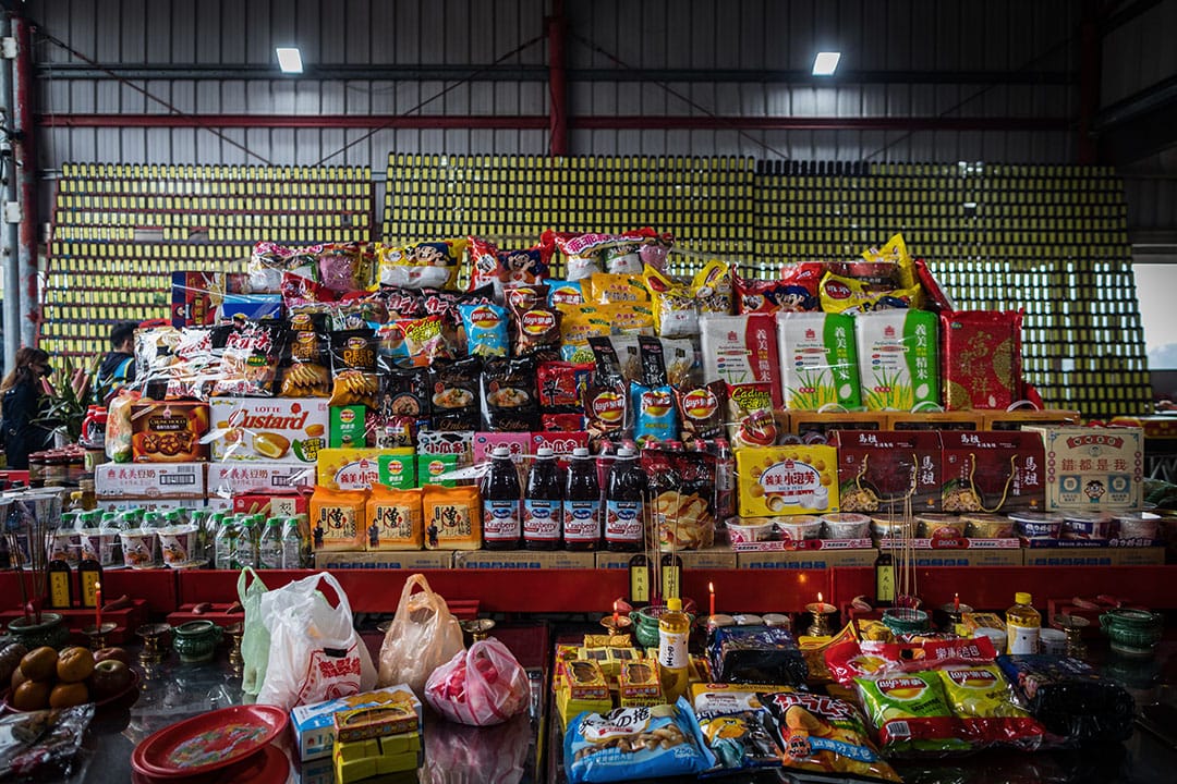 2019年4月5日,台湾祟德寺外摆放各式祭品。