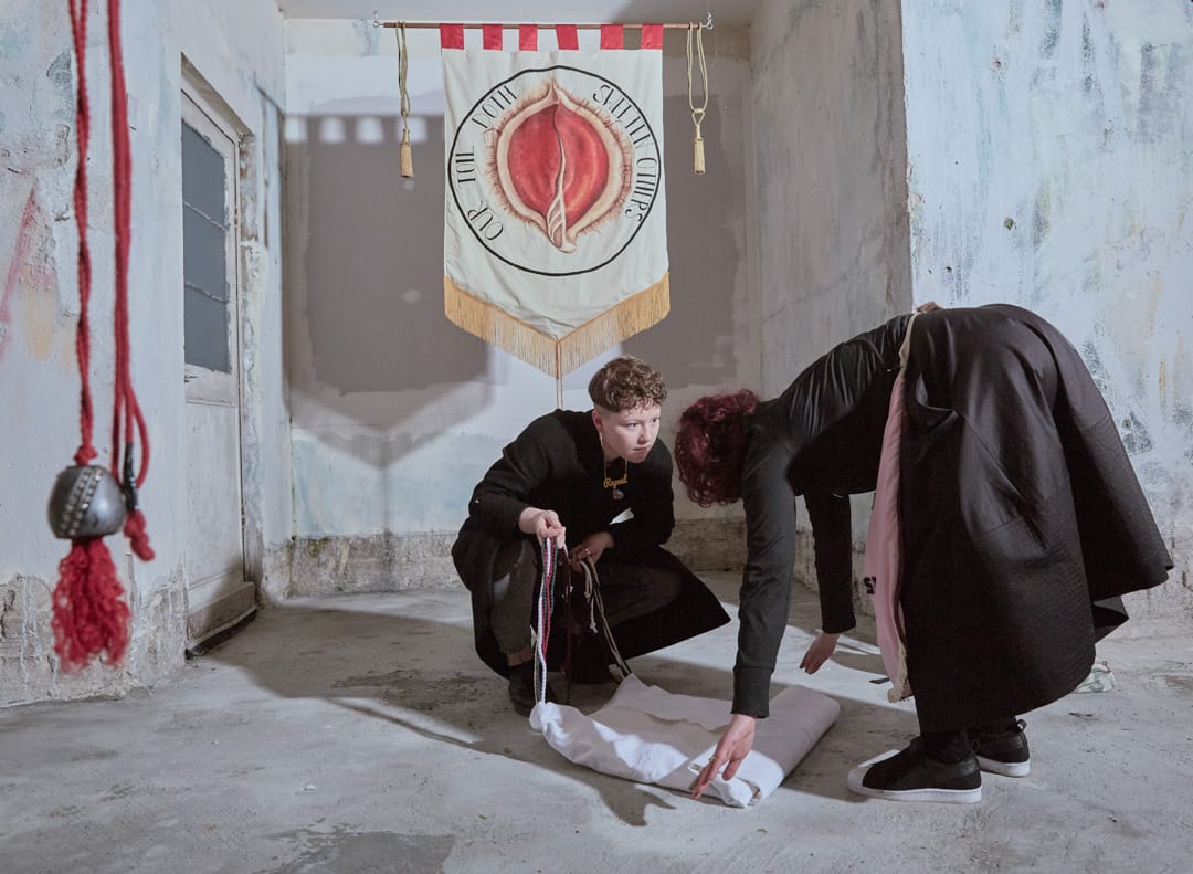 2018年4月13日，爱尔兰城市利默里克举行“伊娃国际艺术节”，两名女子在Alice Maher创作的横幅前收拾一块布， 横幅上写上“Our Toil Doth Sweeten Others（我们的辛劳为他人带来甜美）”的字句。反堕胎运动参与者用艺术品来激活保守社会对堕胎法的讨论。