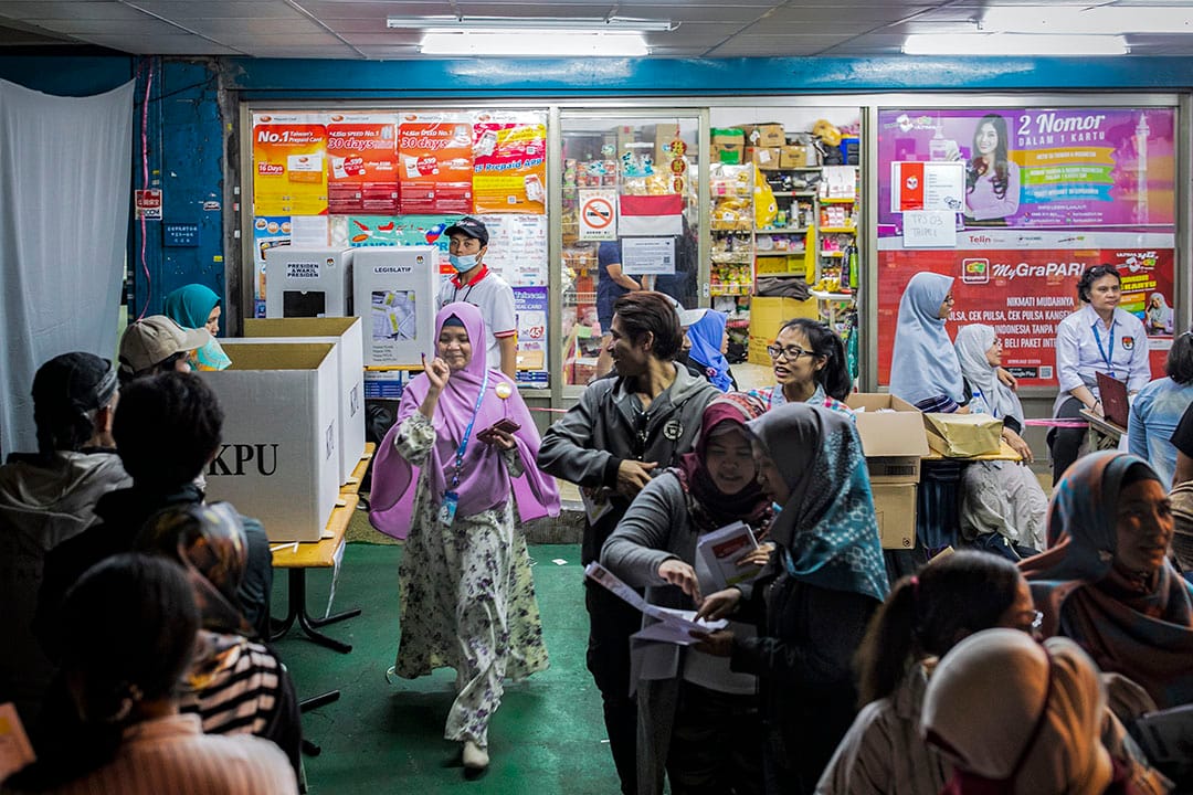 2019年4月14日,台北車站附近的投票所至晚上仍有不少印尼人排隊投票。